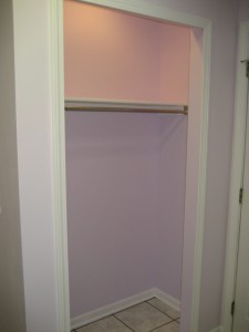 IMG_2150 クローゼットはワントーン濃い色をチョイス♪